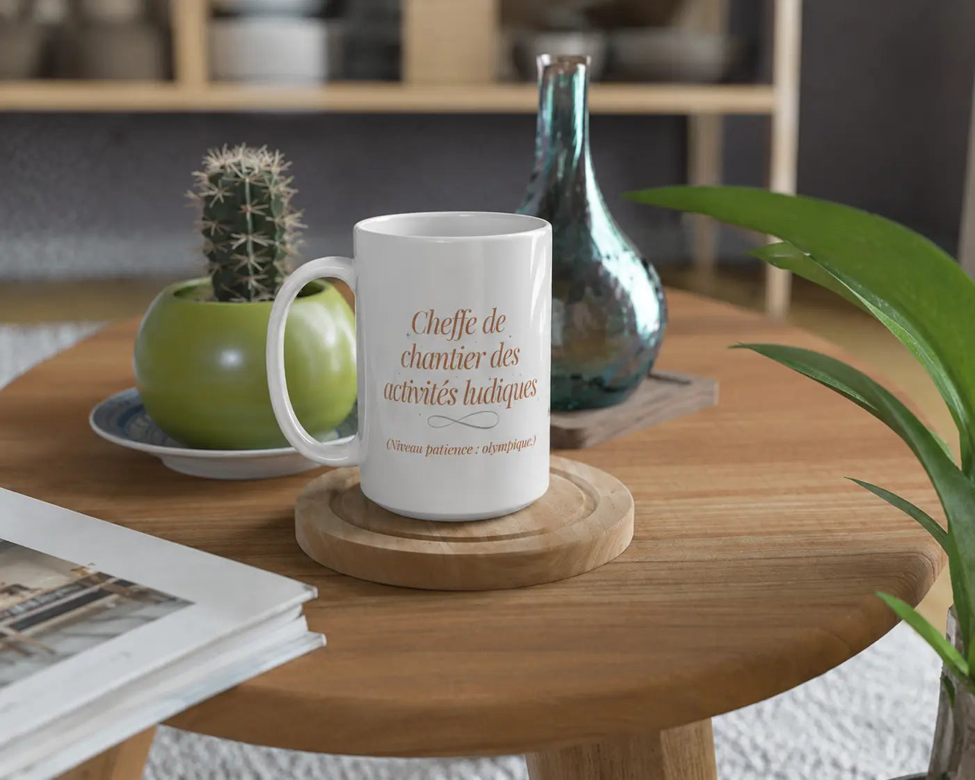 Mug cadeau nounou « Cheffe de chantier des activités ludiques » : en situation lifestyle, Plus qu'un Merci