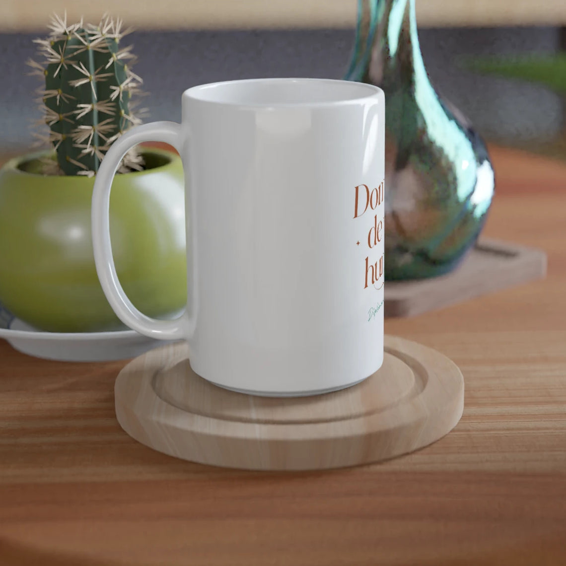 Tasse Dompteuse de mini-humains en situation dans un salon cosy : cadeau nounou humour
