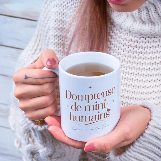 Tasse Dompteuse de mini-humains avec thé fumant : cadeau nounou bienveillant Plus qu'un Merci
