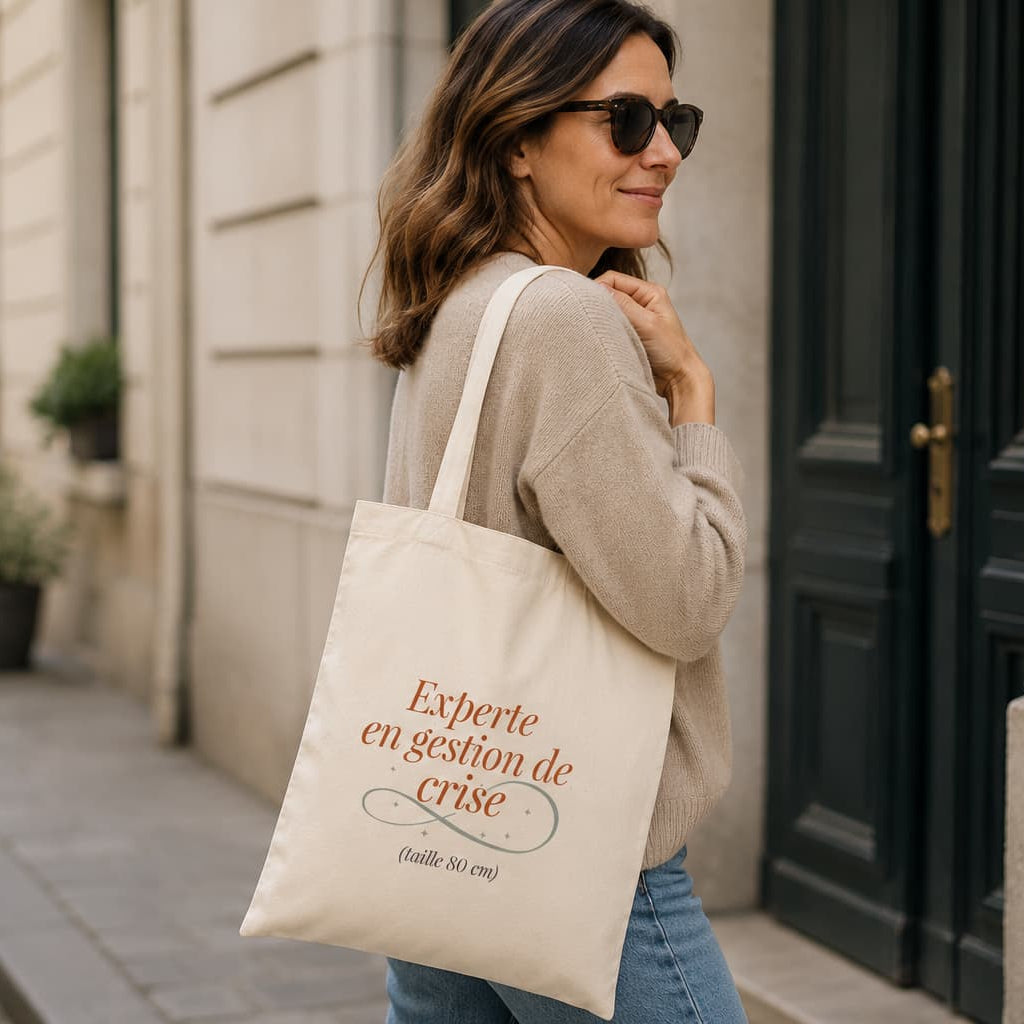 Tote bag cadeau nounou Experte en gestion de crise porté en situation lifestyle