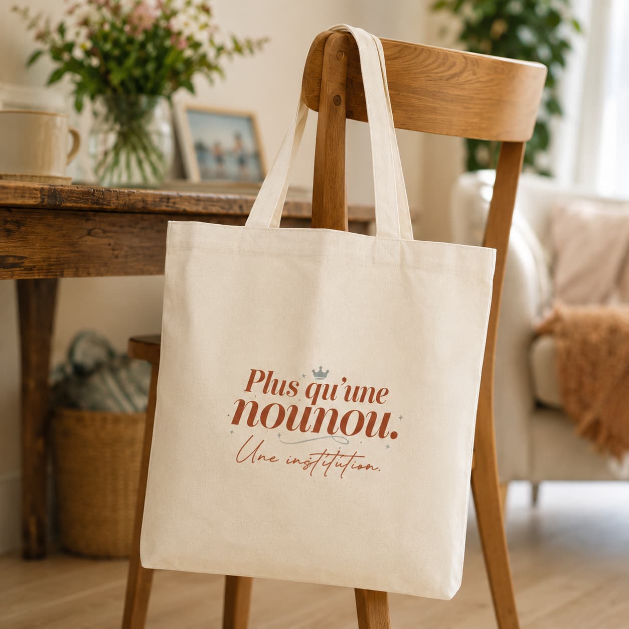 Tote bag cadeau nounou « Plus qu'une nounou, une institution » : visuel 1, Plus qu'un Merci