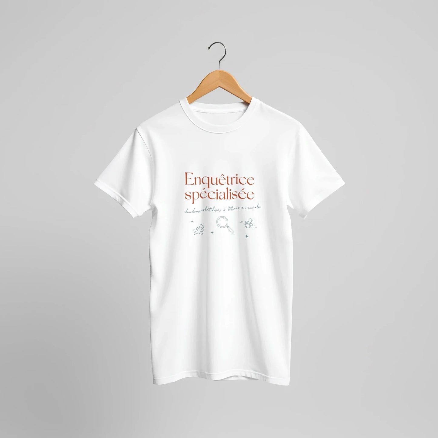 T-shirt cadeau ATSEM « Enquêtrice Spécialisée, doudous & tétines » : visuel 5, Plus qu'un Merci