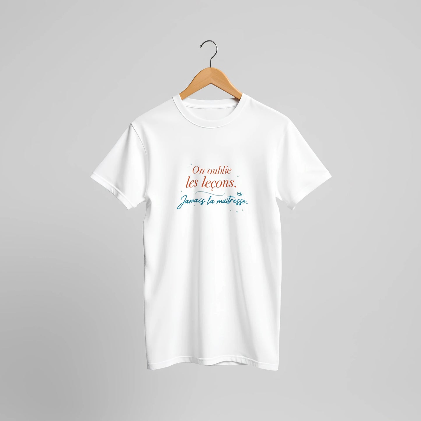 T-shirt cadeau maîtresse « On oublie les leçons, jamais la maîtresse » : visuel 7, Plus qu'un Merci