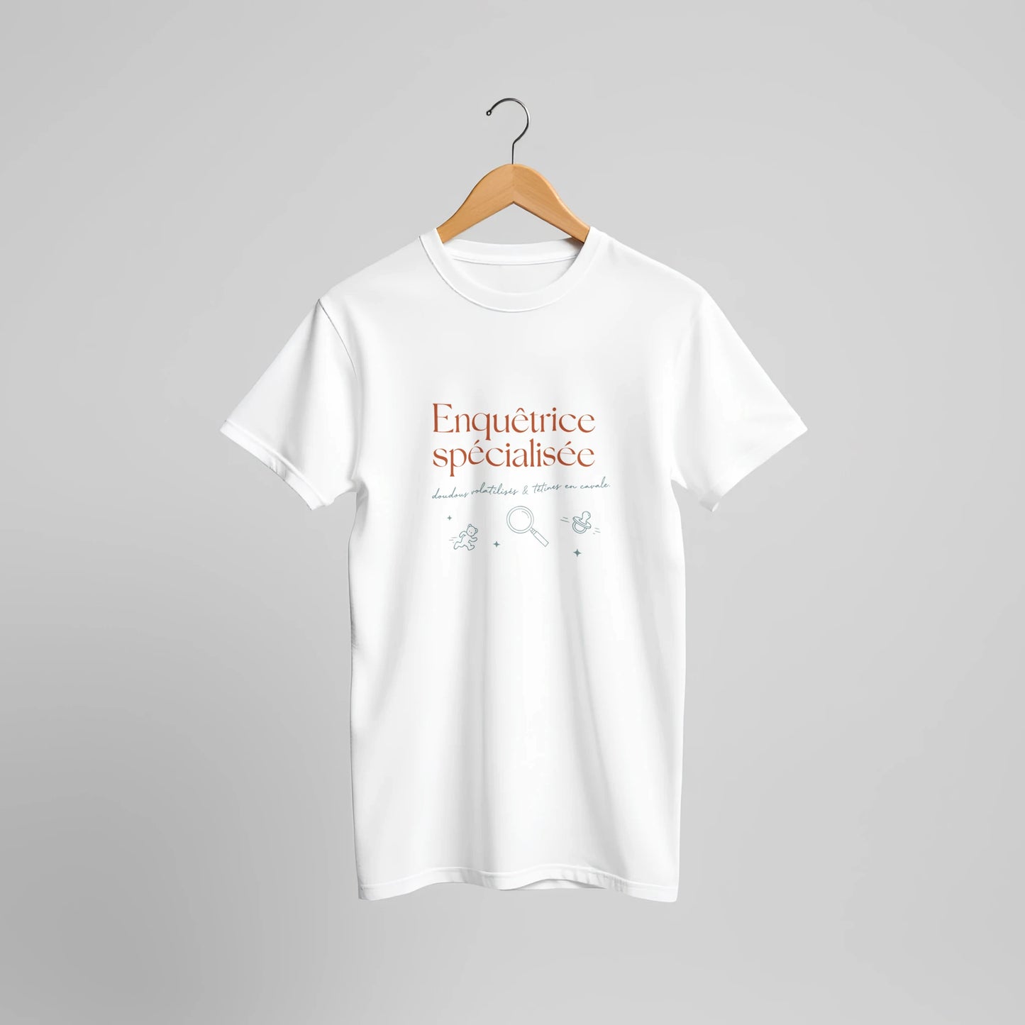 T-shirt cadeau nounou « Enquêtrice Spécialisée, doudous & tétines » : visuel 5, Plus qu'un Merci