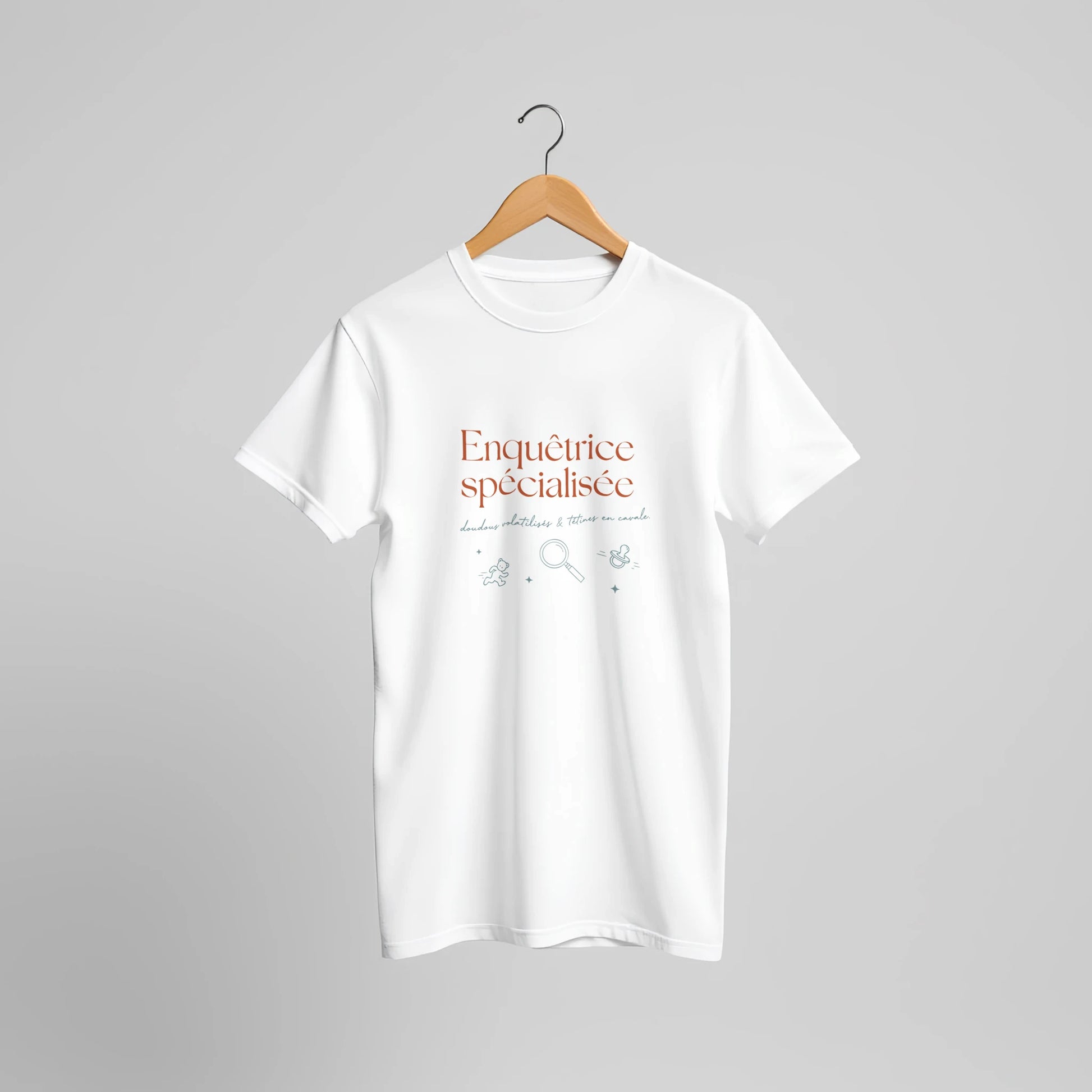 T-shirt cadeau nounou « Enquêtrice Spécialisée, doudous & tétines » : visuel 5, Plus qu'un Merci