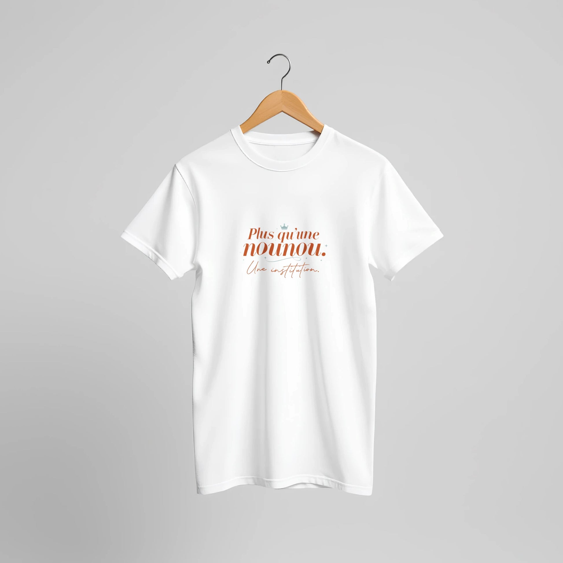 T-shirt cadeau nounou « Plus qu'une nounou, une institution » : visuel 1, Plus qu'un Merci